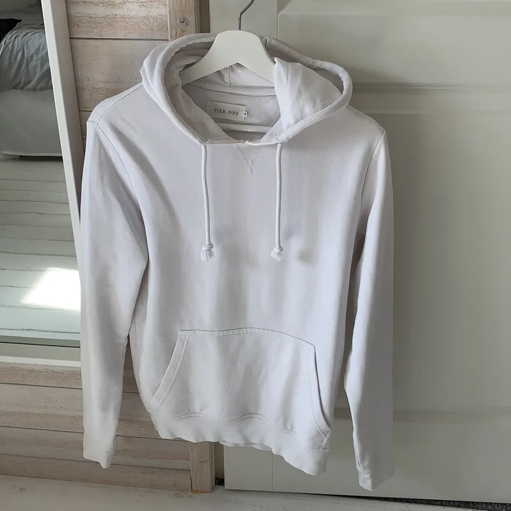 Vit hoodie använd fåtal gånger i strl XS, passar mig som är 175. Hör gärna av dig vid intresse, paketet skickas dagen efter betalning!!!. Hoodies.