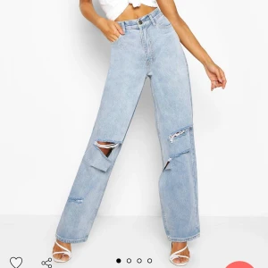 Boohoo jeans - Säljer dessa håliga jeansen från Boohoo som tyvärr är för stora för mig:(( ❤️jag tycker personligen de är för långa för mig (är 165cm lång)❤️ De är i storlek 36 och alldeles för stora i midjan för mig som är 34❤️ köpare betalar frakt