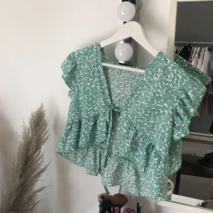 Sötaste blusen - En av mina favoritblusar som jag råkat köpa dubletter av, storlek M men passar också S<3 