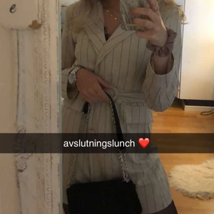 jättefin, lyxig blazer.  - Så himla fin och lyxig blazer från bohoo!!!!! Tillkommer även ett skärp till midjan som ni ser hänger runt galgen på bilden 💖💝💝💝 BUDA!!!! köpare står alltid för frakt <33