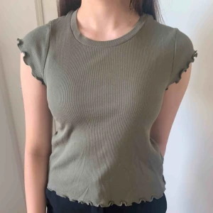  - Grön ribbad tröja från Blue seven (köpt på zalando). Från barnavdelningen i storlek 164 men är som en XS-S. Kommer inte till användning men den är så fin och sömmarna på ärmarna och lägst ner ger den något extra. 🌟