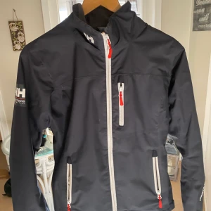 Helly Hansen - Fin typ oanvänd Helly Hansen jacka köpt förra året för 1200. Mitt pris 400. Plus frakt. Storlek S men passar från XS/M :) 