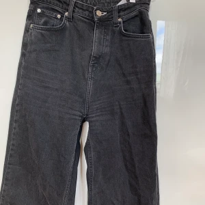 Weekday jeans Ace tuned black - Säljer mina älskade weekdayjeans i deras Ace-modell pga dom har blivit försmå. Sitter sjukt bra och framhäver ens former. Dom är i använt men mycket bra skick. Pris kan diskuteras💖 