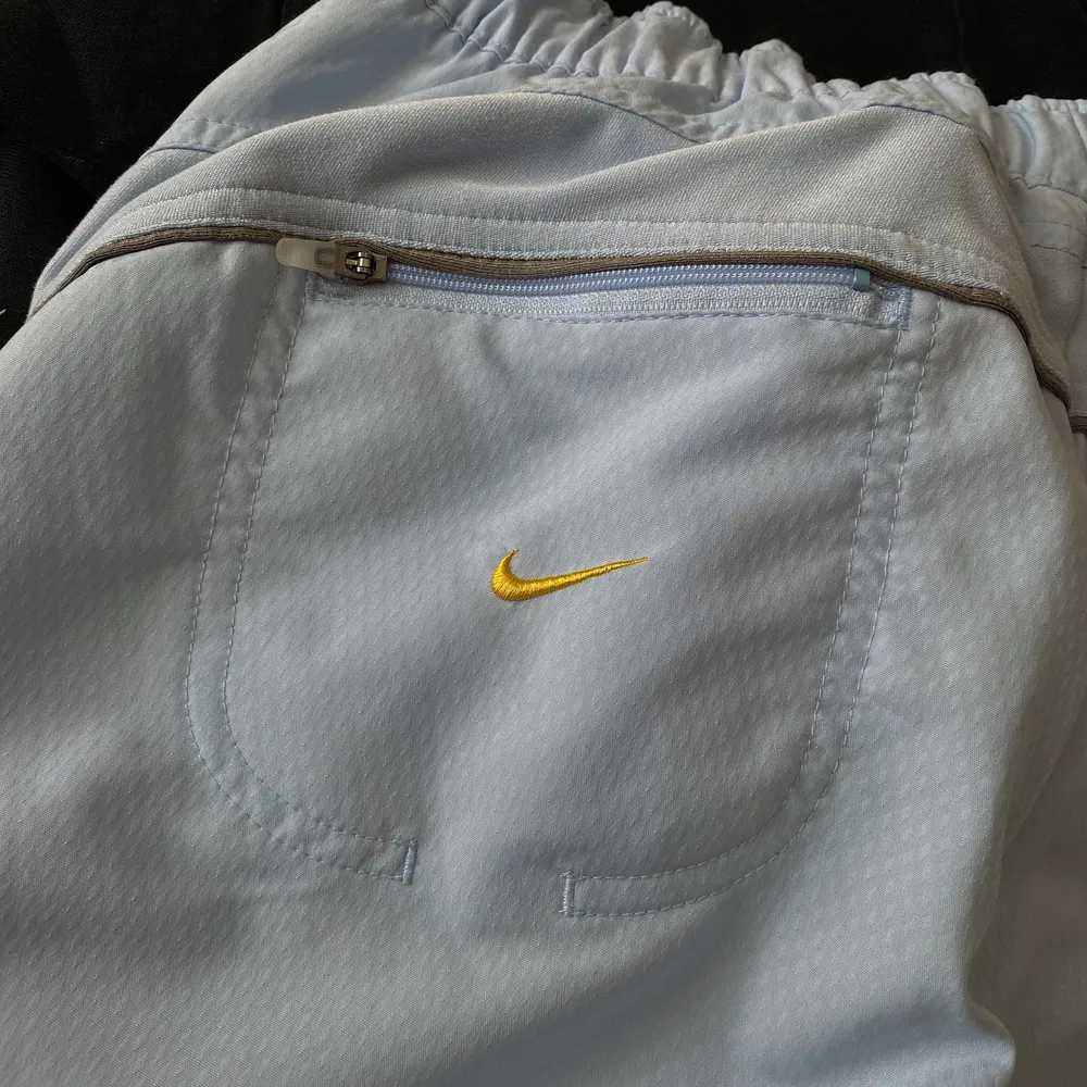 Babyblue Nike sphere dry byxor ✨ Frakt 40kr. Jeans & Byxor.