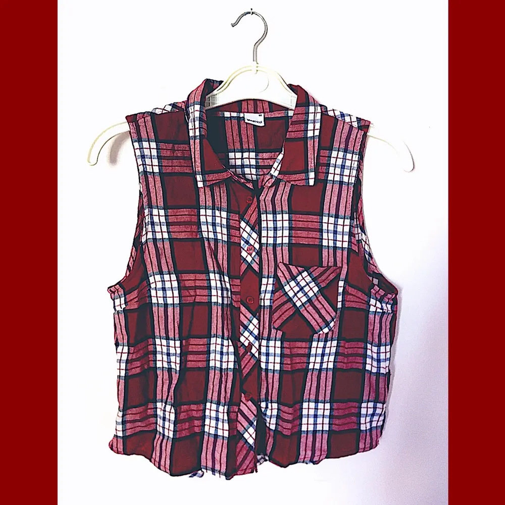 Röd, vit och blårutig skjortväst från Gina Tricot i storlek 40, kan bäras både knäppt och uppknäppt (obvi). Plagget är helt oanvänt och har prislappen intakt!. Skjortor.