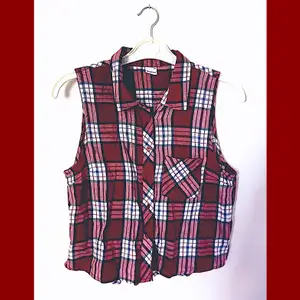 Röd, vit och blårutig skjortväst från Gina Tricot i storlek 40, kan bäras både knäppt och uppknäppt (obvi). Plagget är helt oanvänt och har prislappen intakt!