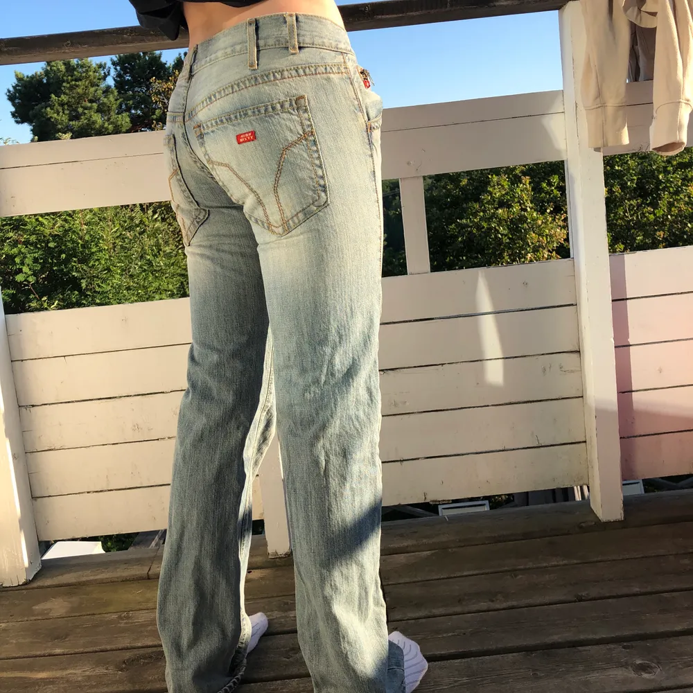 Äkta Miss Sixty jeans köpta någon gång på 80-90talet men ändå jättebra kvalitet! Färgen stämmer mer överens med den sista bilden! Brukar ha storlek 36/S i andra storleksmått. Jeans & Byxor.
