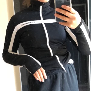 J Lindeberg tröja - Snygg träningströja från J Lindeberg, köpt för ungefär 1000kr❤️