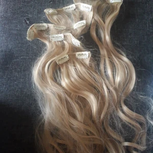 Clip on exetension  vågigt  - 60 cm vågigt hår. Det syntetiskt remy har. Ljusblont.