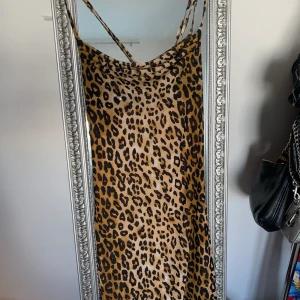 Leopard Klänning - En jätte snygg oanvänd klänning, djup i ryggen. Passar perfekt nu till sommaren! Storlek medium men passar mindre oxå 