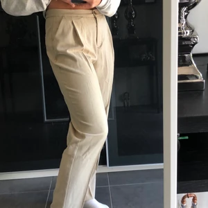 Linne liknande kostymbyxor - Riktigt snygga kostymbyxor från monki, kommer inte till så mycket användning så försöker sälja vidare❤️