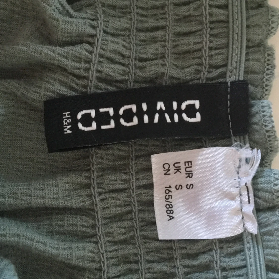 Off-shoulder blus i blågrönt material - 91