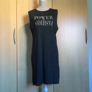  - Klänning från Cubus. Helt oanvänd, prislappen kvar!! Den slutar strax ovanför knäna på mig som är 170 cm och är helt rak i modellen.
