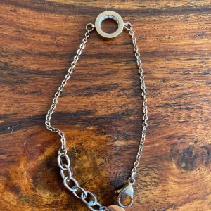 Edblad armband  - Armband i begagnat skick. Rose färgat. Klassisk Edblad modell. Längd ca 19 cm som längst och ca 16 cm som kortast. Se gärna mina andra annonser för samfrakt. Frakt. 11kr  