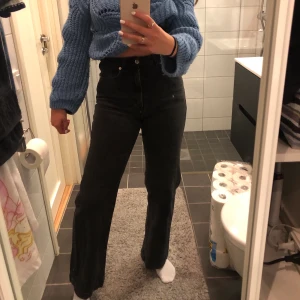 Svarta raka jeans - Svarta raka jeans från Carin Wester i stl 34. Nypris 600 kr, i fint skick. Frakt + högsta bud!