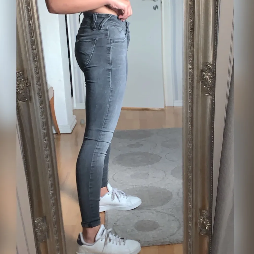 Mörk grå tajta jeans med ljusare övergångar, normal/låg midja. Väldigt stretchiga så passar alla typer av kroppsformer. ÄKTA TOMMY HILFIGER. Jeans & Byxor.