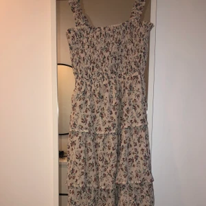 AFJ x NA-KD - En jätte fin klänning från AFJ kollektion med NA-KD. Säljer då den aldrig kommit till användning! Slutsåld på hemsidan. Storlek 36. Frakt tillkommer 😇