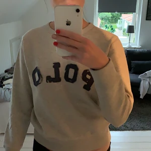 Ralph Lauren sweatshirt strl S - Grå Polo Ralph Lauren sweatshirt med marinblått tryck. Den är supeeeeeeer mjuk och bara använd några få gånger. Strl S men passar folk mellan 160-175cm. Köpt i New York. Hör gärna av dig vid intresse, pris kan diskuteras!