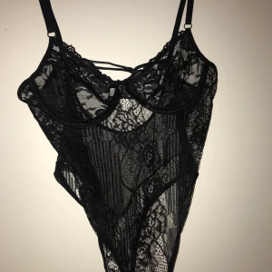 Spetsbody - Svart spetsbody, oanvänd