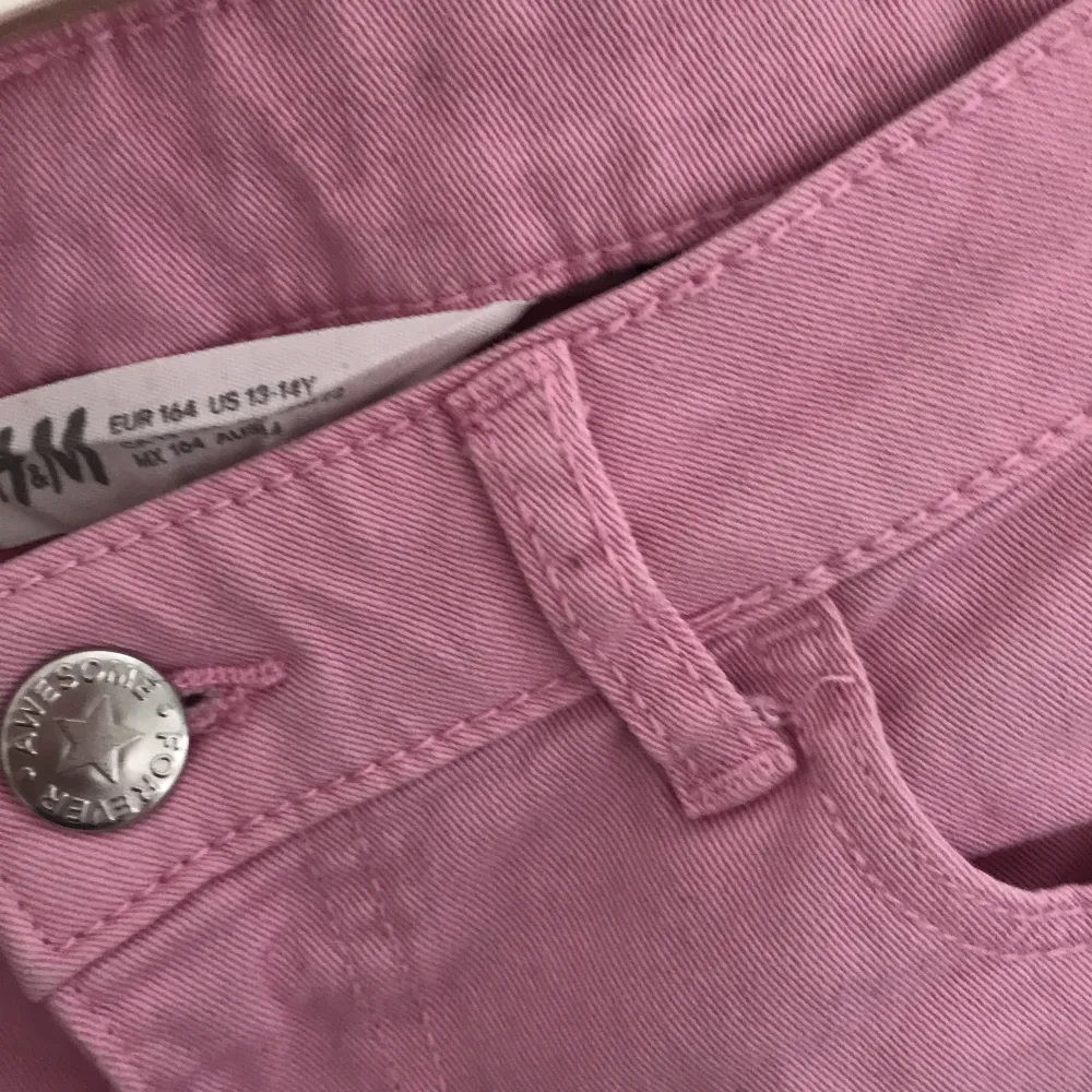 Snygga rosa denim shorts från H&M i storlek 164 . Shorts.