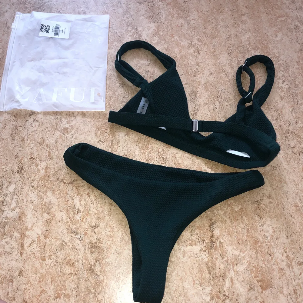 Säljer min jättefina mörkgröna bikini från ZAFUL. Använd en gång, då den kändes för liten. De är stl 36/S men lite liten i stl. 100kr plus frakt eller högsta bud🦋. Övrigt.