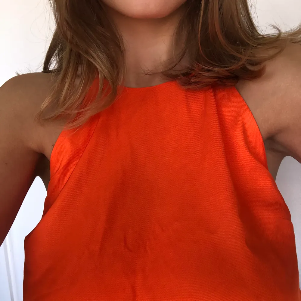 Så fint sommarlinne i orange, halterneckmodell med djup skärning i ryggen🥰 så fint om man vill klä upp sig lite extra❤️ aldrig använd och från märket samsoe samsoe så väldigt bra skick! Kan mötas i Göteborg annars står köparen för frakt 📦 🌸. Toppar.