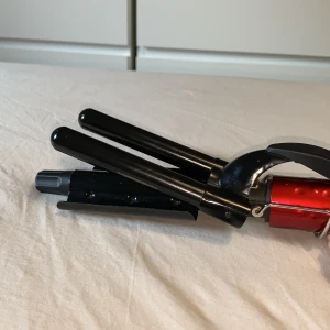 OBH  - Säljer en vågtång från OBH . Med upp till 5 olika temperatur inställningar. Uppvärmingen sker under ca 2 min. Automatisk avstängning efter 2 timmar men går såklart att stänga av med knappen. Extra lång sladd på 2,8 m. Ordinarie pris 470kr