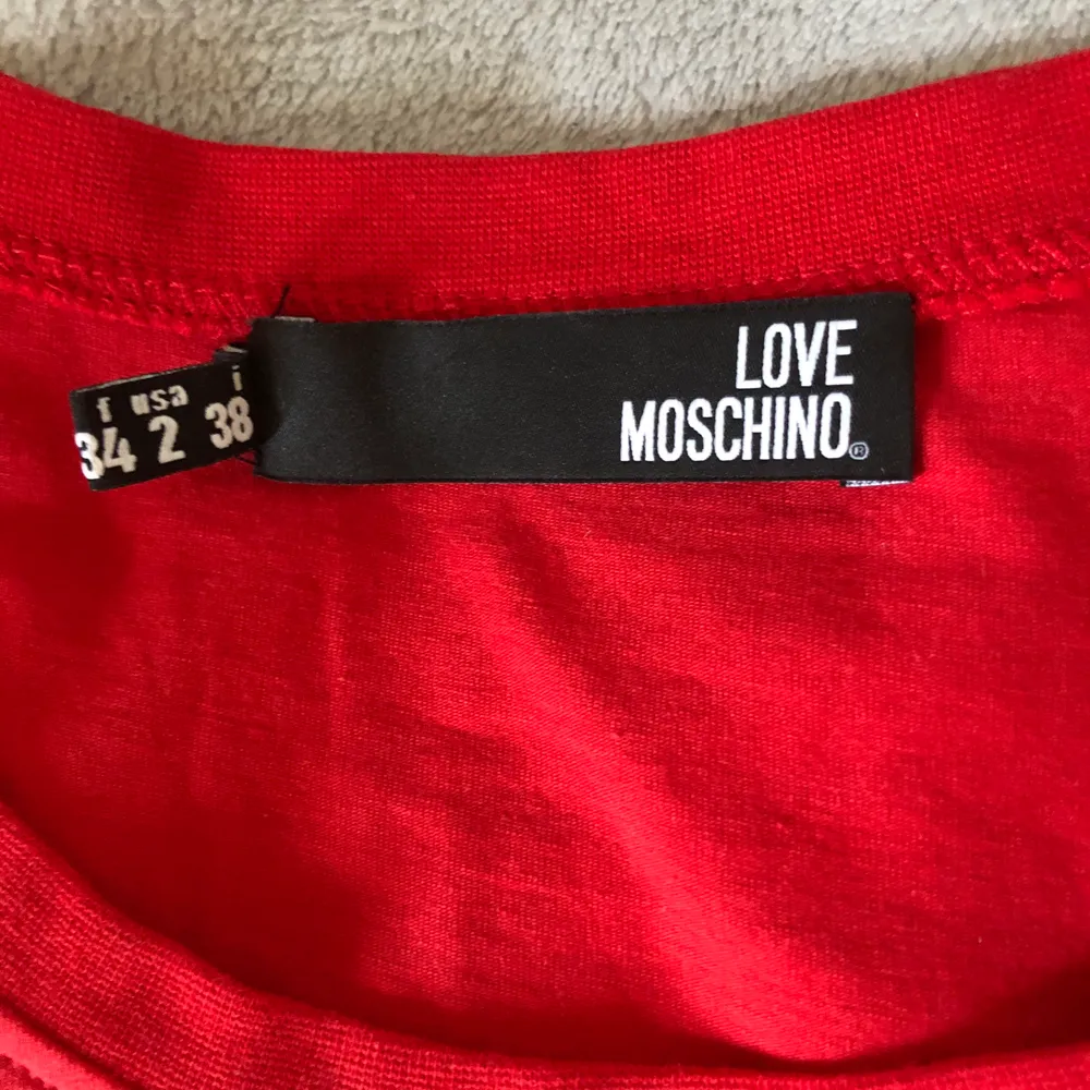 Säljer en röd LOVE MOSCHINO t-shirt i storlek 34. Använt fåtal gånger och i mycket bra skick. 💗. T-shirts.