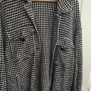 Zara jacka  - Säljer denna knappt använda supersköna jacka från zara!  På mig som annars är S har jag M på jackan för att få den extra oversize:) 