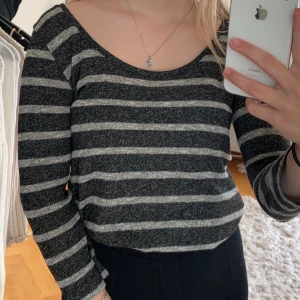 Tröja i storlek XS - Tröja ifrån Gina Tricot. Passar även storlek S. Nypriset var ca 200 kr och säljer nu för 80 kr. Kan mötas upp eller skicka.