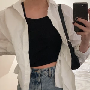 ✨💕💕✨💕😍🥺🥰 - helt vanlig skjorta som är avklippt. skit snygg detalj till din outfit! aldrig använd vilket man ser då den är lite skrynklig men stryker den innan jag skickar den självklart!😋😊 FRAKTEN INGÅR I PRISET!✨💕✨💕✨