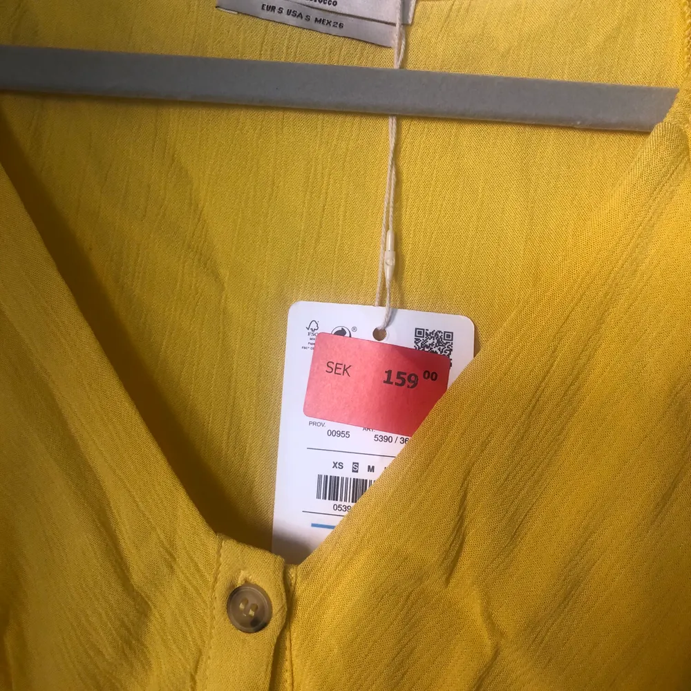 Aldrig använd gul klänning ifrån pull & bear, säljer pga för liten. Klänningar.