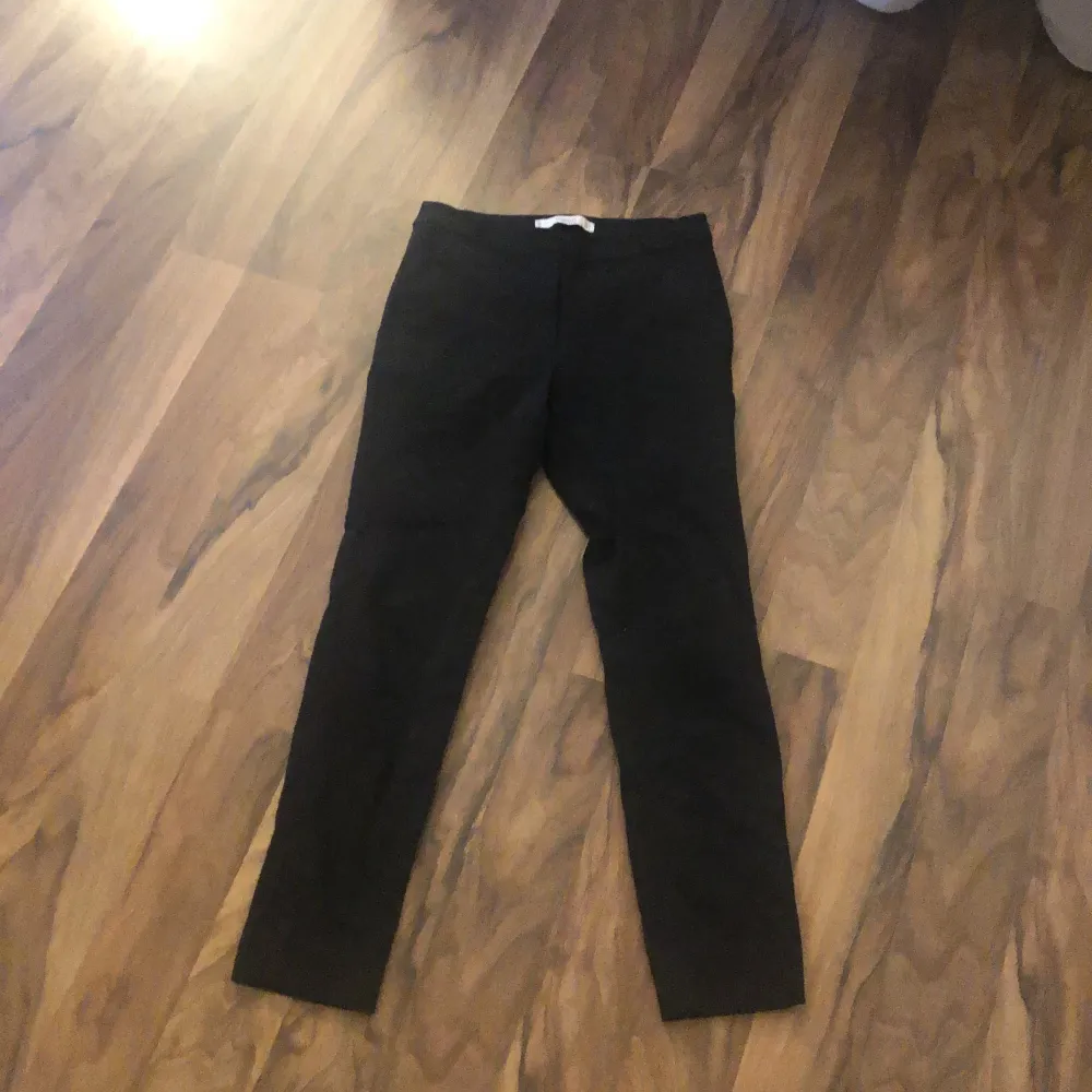 Säljer dessa jätte fina svarta basic kostymbyxor från mango. Byxorna är i storlek 36 och har en liten slits längst ner. Inte använda särkilt mycket. 170 kr + frakt . Jeans & Byxor.