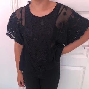 Topp  - En jättefin svart topp som inte kommer till användning🖤