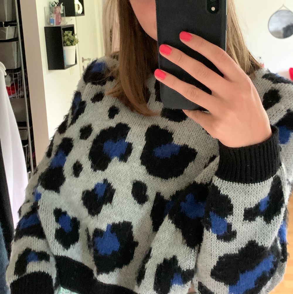 Vit, blå och svart stickad tröja som är ifrån primark, den är använd men i bra skick, det är 2XS men jag har s i vanliga fall så passar mindre och större än s, skriv för frågor, kan byta. Stickat.