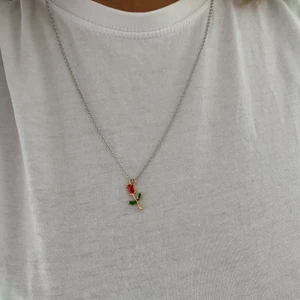 Guldig ros på silverkedja - Säljer detta gulliga halsband med silverkedja och guldig ros.  