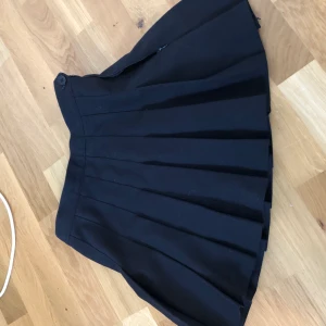 svart american apparel tenniskjol - säljer gulligaste kjolen ifrån amarican apparel i storlek m. knappt använd och så fin. dragkedja och en knapp på sidan så den sitter uppe bra. den ser lite blå ut på bilden men den är helsvart. skriv om du undrar någonting! ansvarar inte för postens slarv