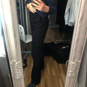 as snygga lite pösiga kostymbyxor  - super snygga kostymbyxor ifrån Madlady i storlek s men skulle säga att dom är en lite större S. Super sköna och går att styla snyggt till vardags men även styla festligt. Dom är helt nya och aldrig använda och köptes för 499kr, prislapp sitter kvar!! 🥰🥰