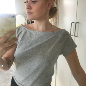 Topp/tshirt!  - En offshoulder tshirt från Gina tricot! Sparsamt använd, fräsh! Stl M men jag som är XS funkar tillomed :) Frakt tillkommer 🤩