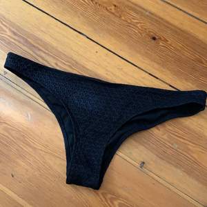 En svart bikini trosa med simpelt mönster på. Dom är lite mindre täckande bakifrån men inte string. Såklart tvättad!! Köpare står för frakt. 
