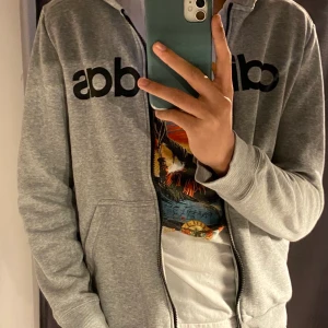 Adidas grey zip-hoddie  - Säljer pga förliten storlek och använder sällan. Passar till detmesta, bekväm passform. ❗️ Tar emot bud ❗️