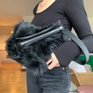 Svart fluffig väska and other stories - Säljer denna fina svarta fluffiga clutchen/väskan från & other stories. Väskan är i bra skick. 💞 köparen står för frakten men jag möter även upp i Lund💞 