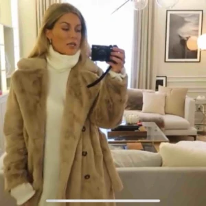  - Säljer denna jätte fina kappa för NAKD,  Köptes för ca 1 år sedan!!  Kappan är i nyskick och är endast använd ett fåtal gånger!! Nypris 1299 Mitt pris 479