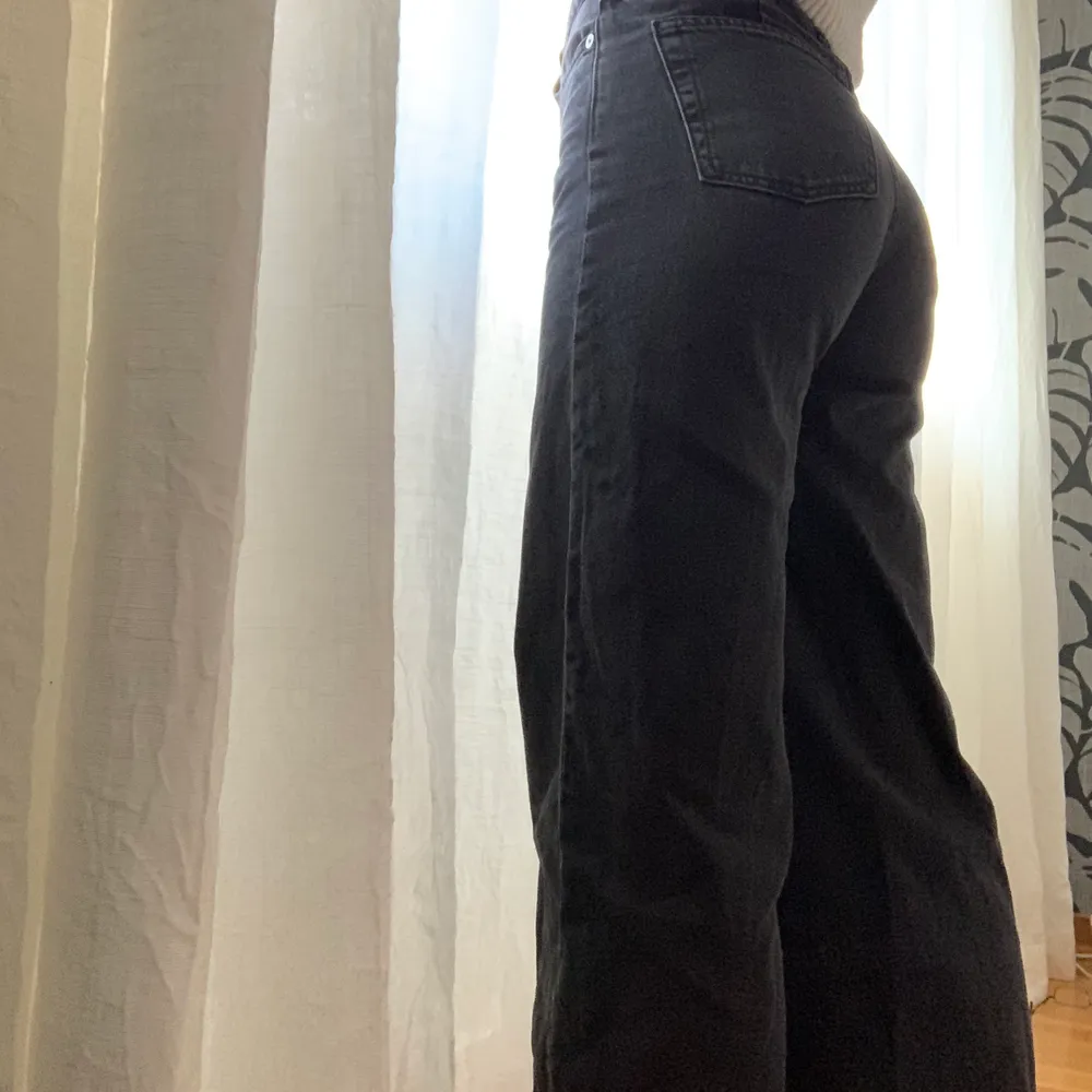 Vida jeans från weekday i modellen Ace💖Strl. W24 L32💖Är i en jättefin urtvättad svart färg. Hel långa på mig som är 163 cm. Köparen står för frakten💖. Jeans & Byxor.