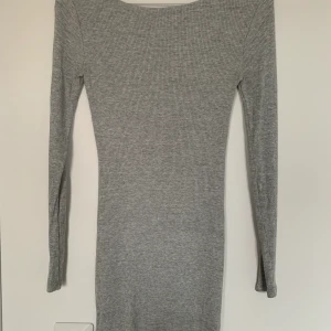 Grå ribbad klänning - Ljusgrå ribbad klänning från BikBok