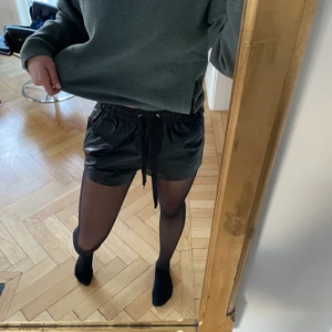 Skinn shorts - Så najs ”skinn” shorts från Bershka. Köpta i Marbella för ca 2 år sen men endast använt 2 ggr. 💕