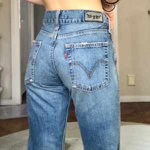Levi’s Jeans - Superfina jeans från Levis. Har en röd rand på sidan av benet och är lowwaist. Strl 28W 34L Skicka privat för mer bilder! 