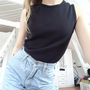 Svart linne, XS - Coolt svart linne i fint skick. Perfekt basplagg som är bra att ha i garderoben. Kontakta mig vid frågor, fler bilder osv. Köparen står för frakten (: