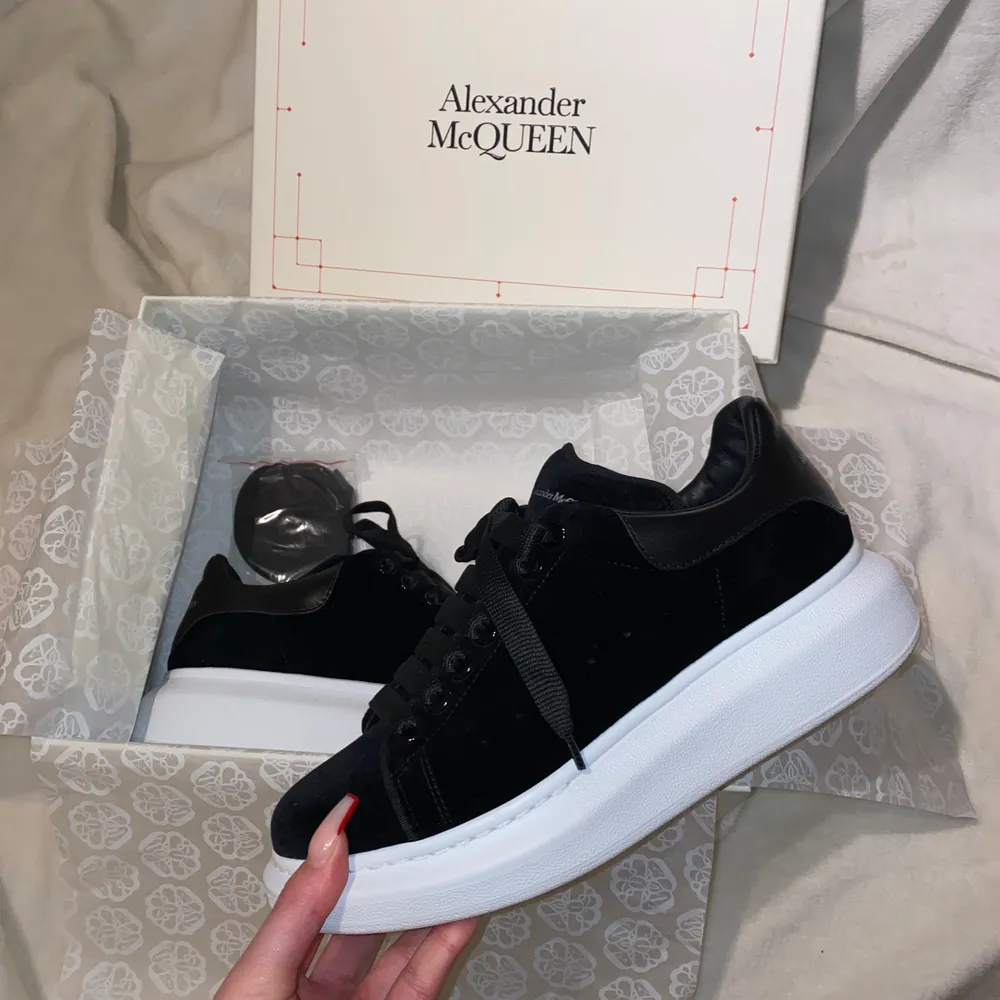 Splitter nya äkta Alexander McQueen skor i svart suede köpta på Farfetch. Endast använda en gång (skriv för fler bilder) Nypris: 5 537kr, buda i kommentarerna eller köp direkt för 3800kr (köparen står för frakt) Har endast kvitto på mejl då de är beställda från Farfetch. Skor.