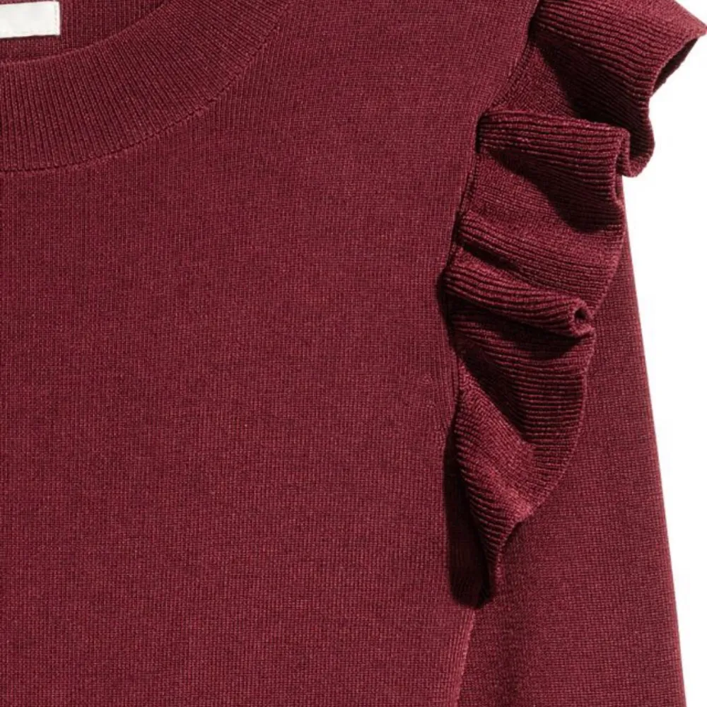 Röd finstickad tröja med volang från H&M. Storlek M. Använd bara en gång. . Stickat.